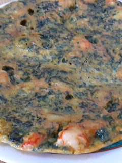 Una foto de Tortilla de espinacas y gambas