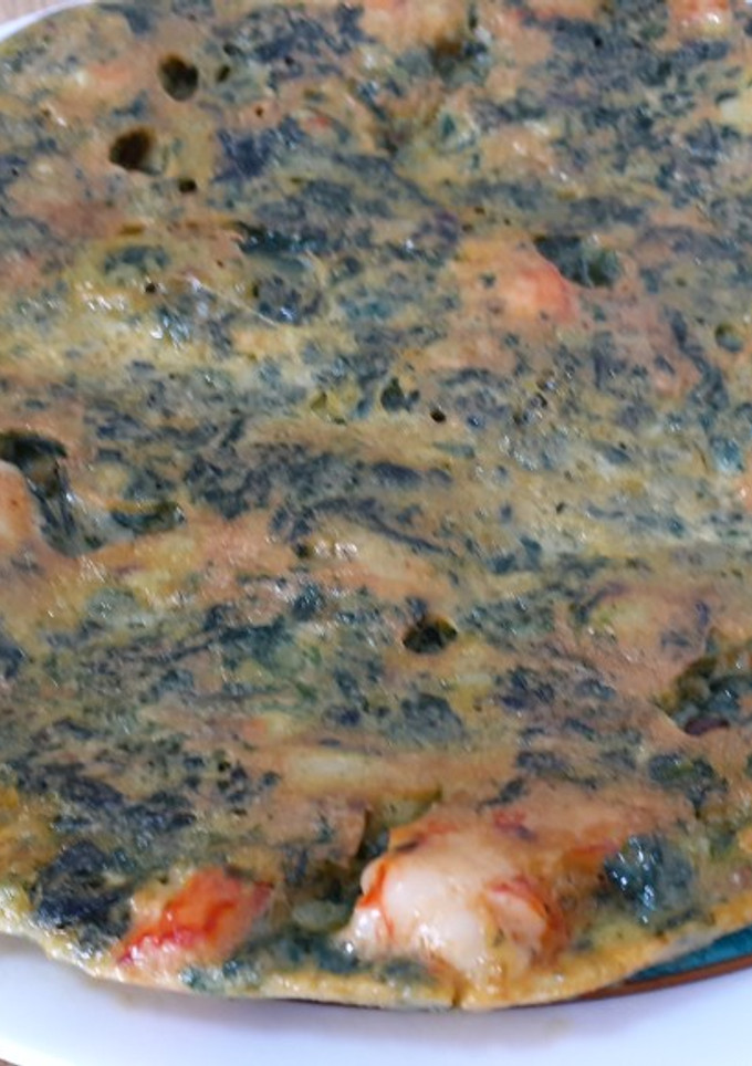 Una foto de Tortilla de espinacas y gambas