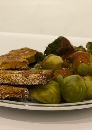 Una foto de Tofu marinado con vegetales y palta !