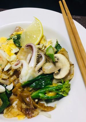 A picture of Pad See Ew with Seafood.