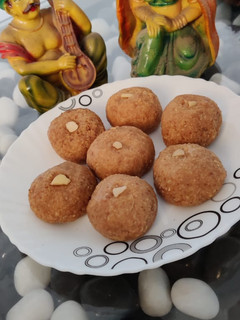 થાબડી પેંડા (Thabdi Penda Recipe In Gujarati) રેસીપી મુખ્ય ફોટો