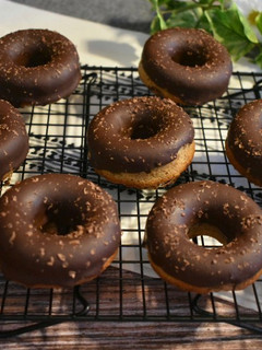 Una foto de Banana bread donuts