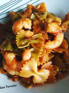 Foto principal de Pasta con verduras y langostinos con salsa de soja