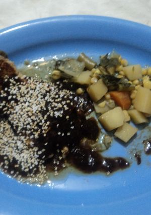 Una foto de Huacales rancheros en salsa de zapote prieto y guarnición de milpa las Correa. Jalisco México