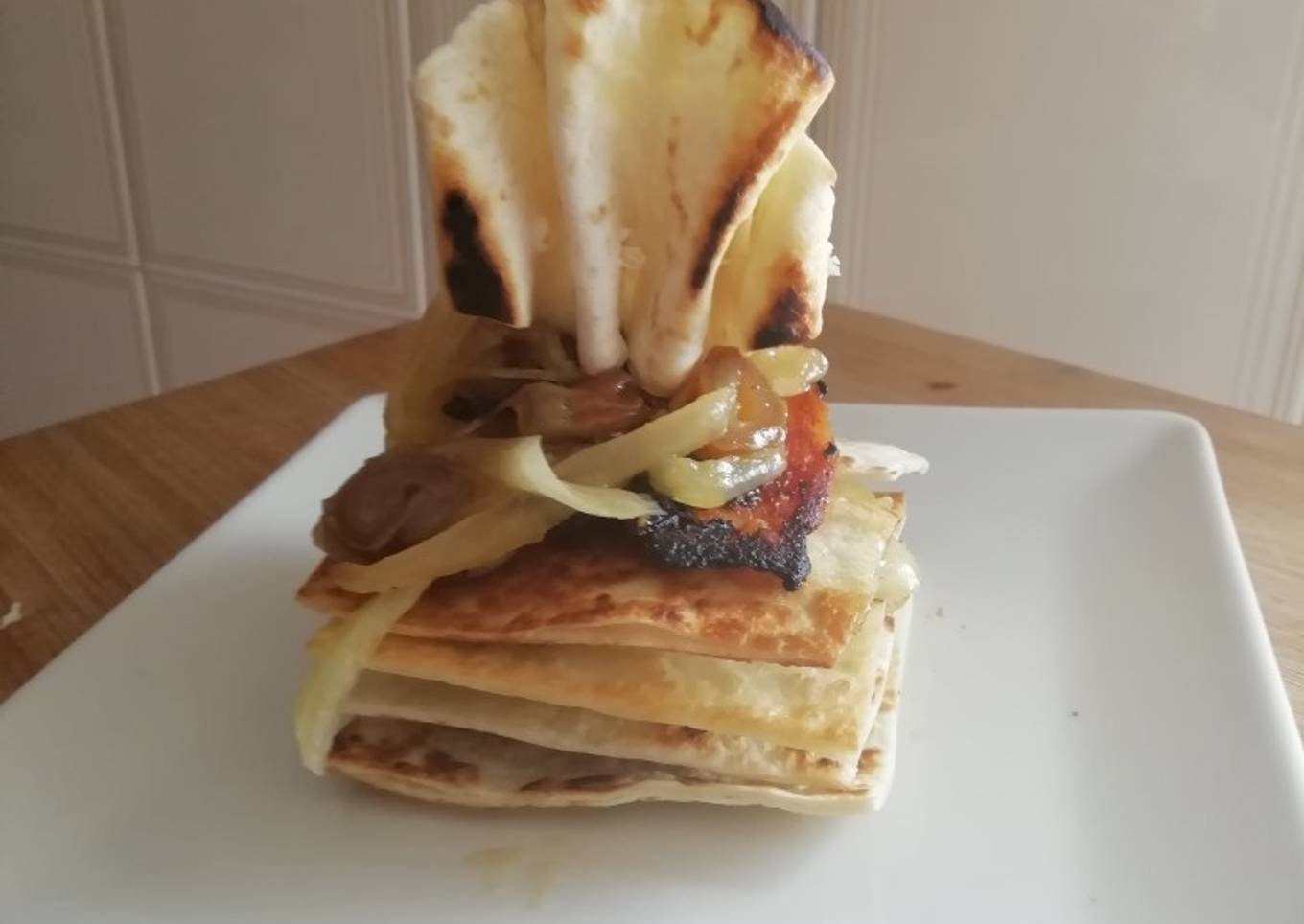 Pastel de pollo y cebolla caramelizada picante