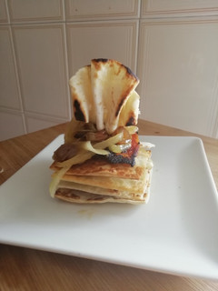 Una foto de Pastel de pollo y cebolla caramelizada picante