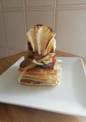 Una foto de Pastel de pollo y cebolla caramelizada picante
