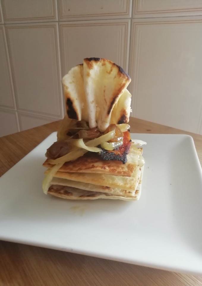 Una foto de Pastel de pollo y cebolla caramelizada picante