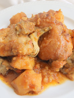 Una foto de Guiso de pollo con alcachofa y patata