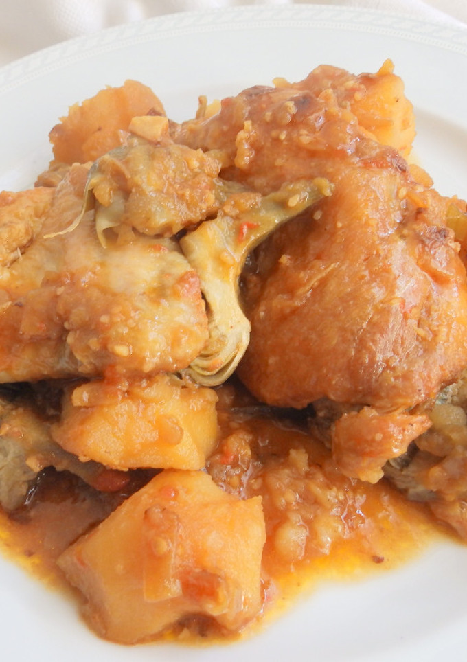 Una foto de Guiso de pollo con alcachofa y patata