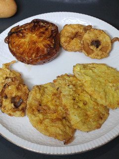 Una foto de Lomo y manzanas rebozadas con tomate