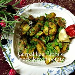A picture of Greek lemon garlic potatoes 🍋🧄🥔.