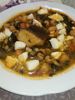 Una foto de Potaje de garbanzos con espinacas y bacalao