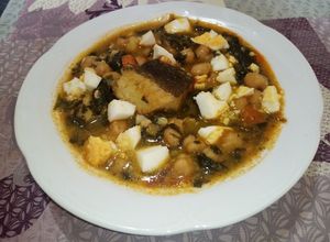 Foto principal de Potaje de garbanzos con espinacas y bacalao
