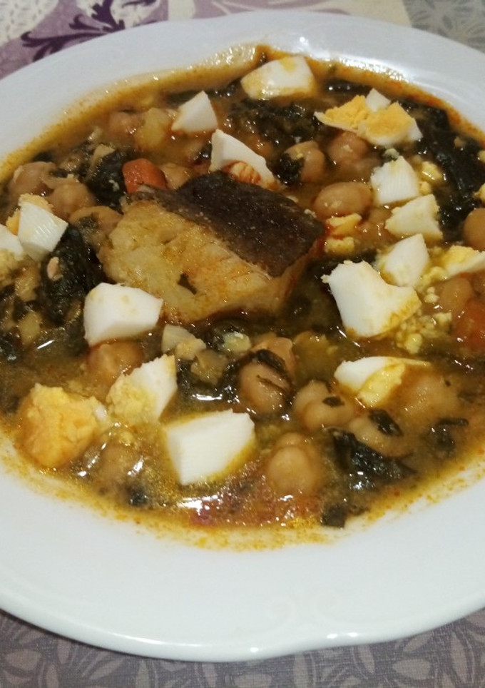 Una foto de Potaje de garbanzos con espinacas y bacalao
