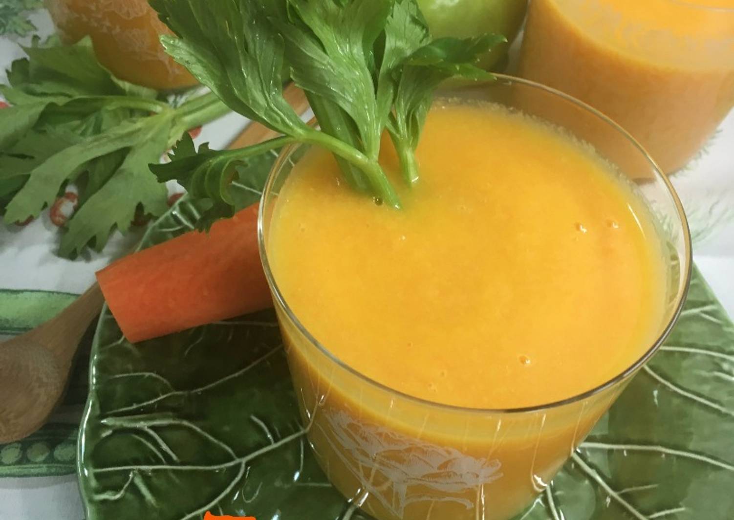 Zumo Detox de zanahoria, naranja, manzana y apio Receta de Las recetas