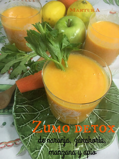 Una foto de Zumo Detox de zanahoria, naranja, manzana y apio