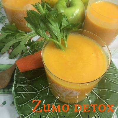 Zumo Detox de zanahoria, naranja, manzana y apio Receta de Las recetas de  Martuka- Cookpad