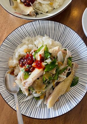 Hình của món Gà xé trộn rau răm.