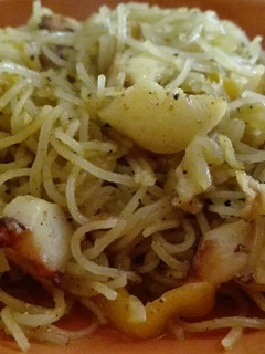 Una foto de Fideos de arroz con pulpo