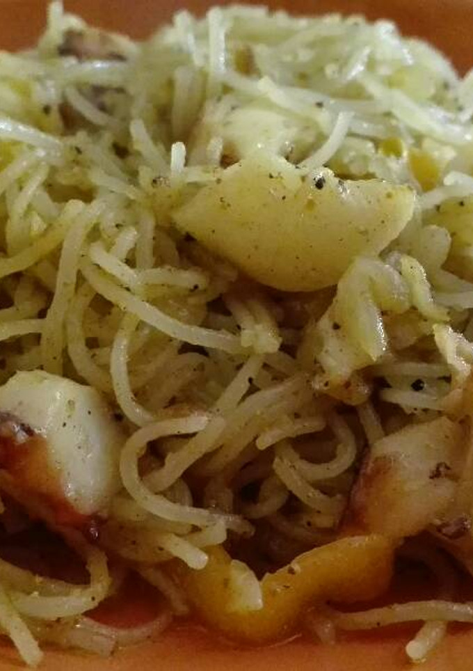 Una foto de Fideos de arroz con pulpo