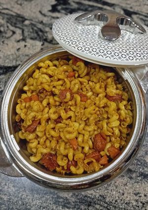 A picture of Savoury Mac and sausage.