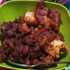 A picture of Deep fried Beef with tomatoes.