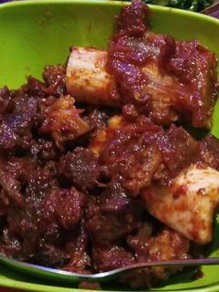 A picture of Deep fried Beef with tomatoes.