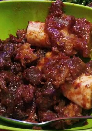 A picture of Deep fried Beef with tomatoes.