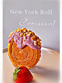 Foto resep New York Roll Croissant with Strawberry Glaze🍓