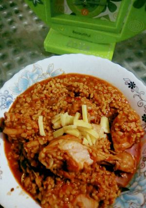 A picture of Mash ke daal chicken.