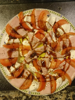 Una foto de Ensalada rápida de pavo, mozzarella y tomate