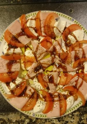 Foto principal de Ensalada rápida de pavo, mozzarella y tomate
