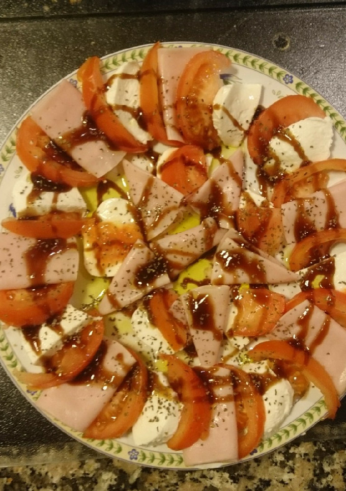 Una foto de Ensalada rápida de pavo, mozzarella y tomate