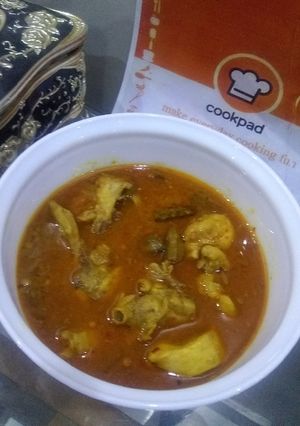 A picture of Bhindi chicken.