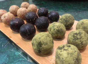 รูปของ ขนม “Power ball” คลีนๆ 🌰🍯🍑 ต้นทุนต่ำลูกละ 10 บาท ทำง่ายๆ ไม่ง้อเตาอบ วัตถุดิบหาซื้อได้จาก 7-11