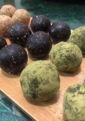 รูปของ ขนม “Power ball” คลีนๆ 🌰🍯🍑 ต้นทุนต่ำลูกละ 10 บาท ทำง่ายๆ ไม่ง้อเตาอบ วัตถุดิบหาซื้อได้จาก 7-11