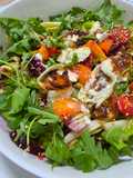 Ensalada de la huerta: hojas verdes, remolacha y melocotón natural con queso de cabra caramelizado