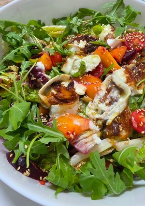 Una foto de Ensalada de la huerta: hojas verdes, remolacha y melocotón natural con queso de cabra caramelizado