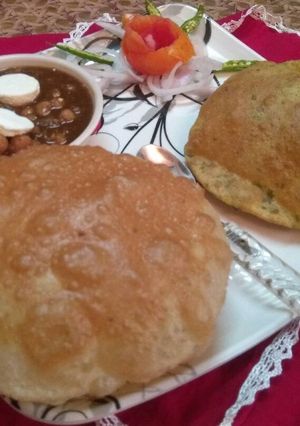 A picture of White chana with methi poori /Ajwain poori.