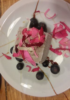 Una foto de Helado de chocolate con petalos de rosas