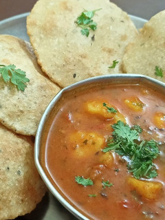 बेड़मी पूरी और आलू टमाटर सब्जी (bedmi poori aur aloo tamatar sabzi recipe in Hindi) रेसिपी मुख्य फोटो