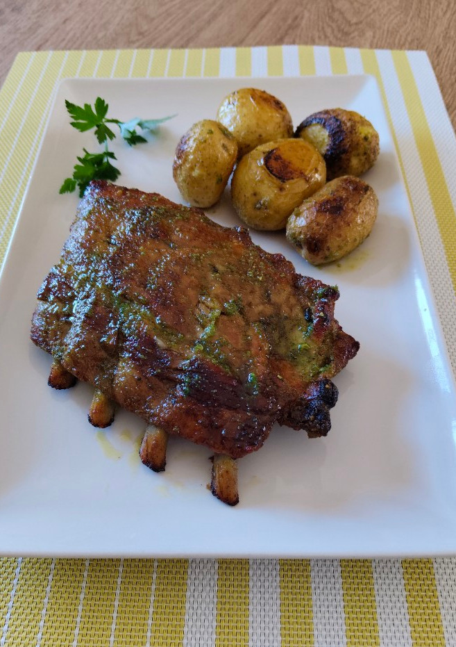 Una foto de Costillas de cerdo con patatas de guarnición
