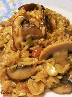 Una foto de Arroz largo con hongos y salsa de soja