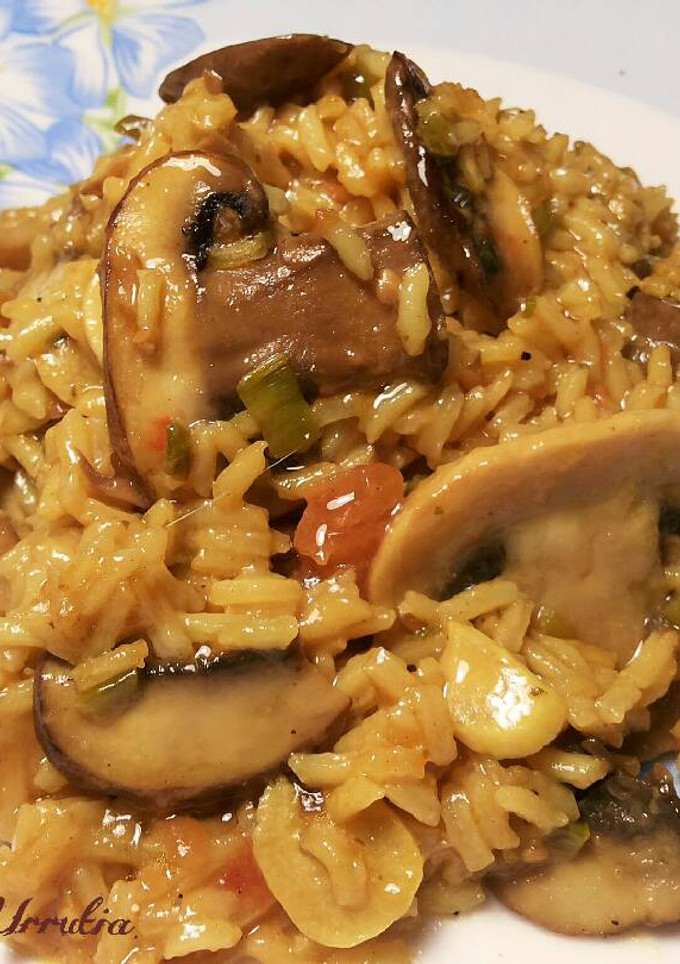 Una foto de Arroz largo con hongos y salsa de soja