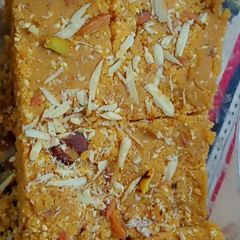 A picture of Besan Goand aur till ka halwa.