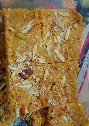 A picture of Besan Goand aur till ka halwa.