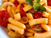 Una foto de penne rigate a la albahaca