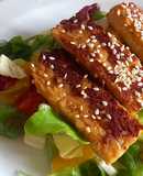 Tempeh a la plancha con ensalada mixta y naranjas