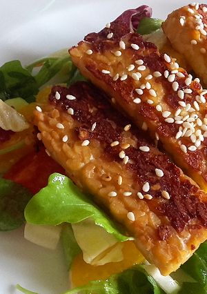 Foto principal de Tempeh a la plancha con ensalada mixta y naranjas